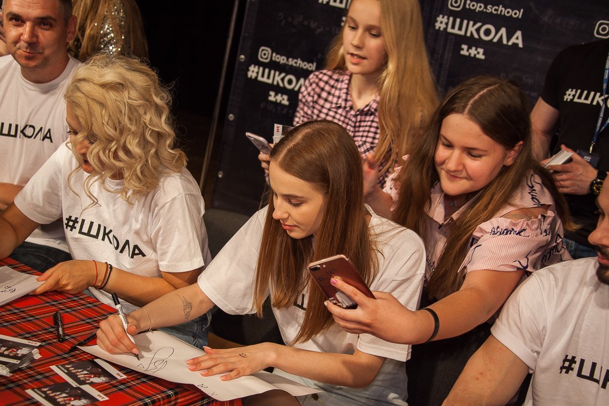 Лола раздает автографы Лола раздает автографы