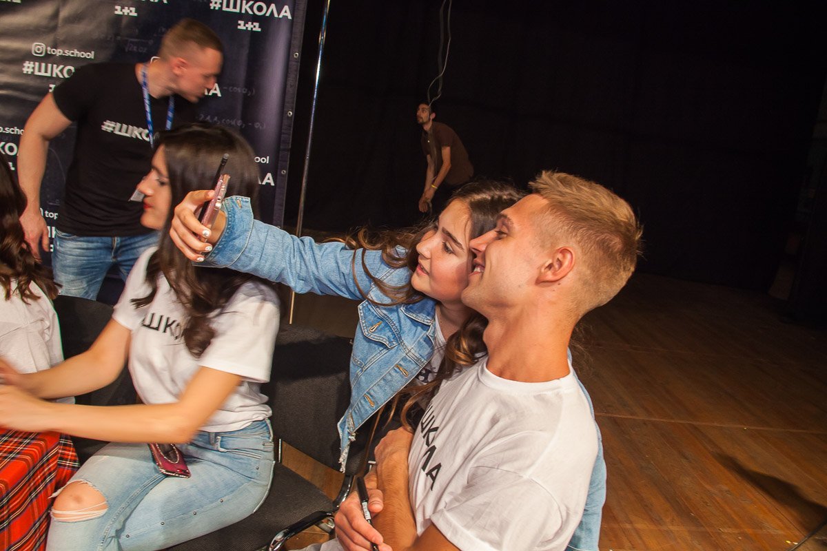 Саша Петров любит фотографироваться с девочками Саша Петров любит фотографироваться с девочками