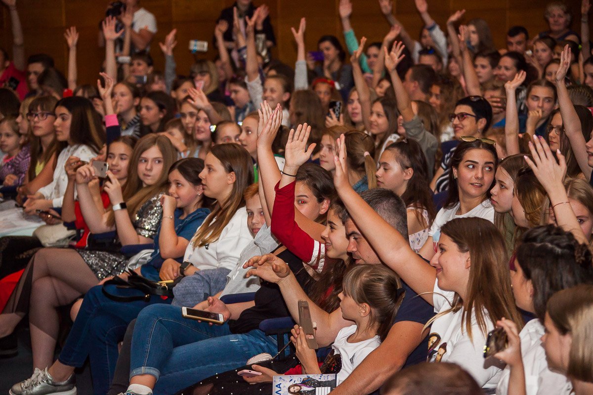 Средний возраст фанатов 8-14 лет Средний возраст фанатов 8-14 лет