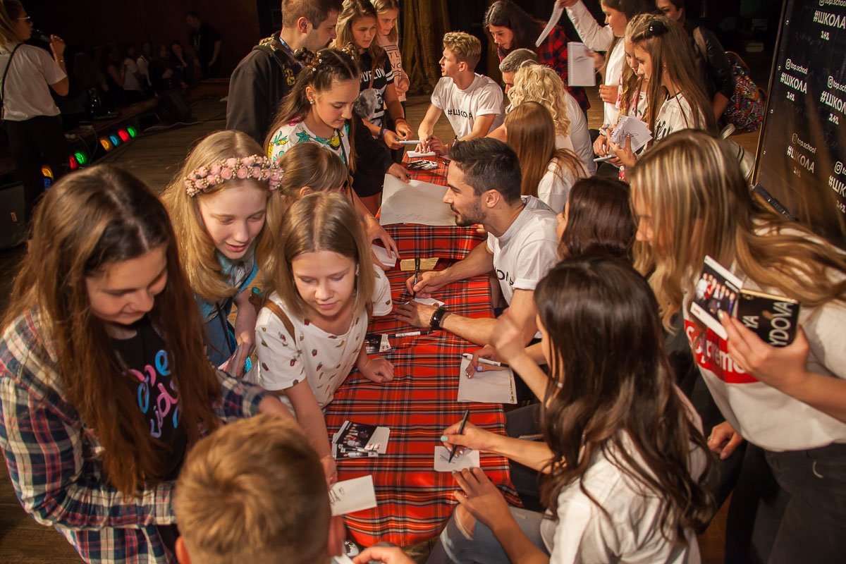 Поклонники не давали актерам передохнуть Поклонники не давали актерам передохнуть