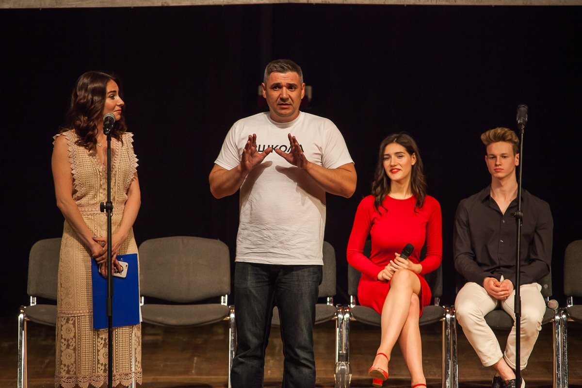 В начале каждый из актеров по отдельности немного рассказал о том, как сериал повлиял на его жизнь и что дал нового В начале каждый из актеров по отдельности немного рассказал о том, как сериал повлиял на его жизнь и что дал нового