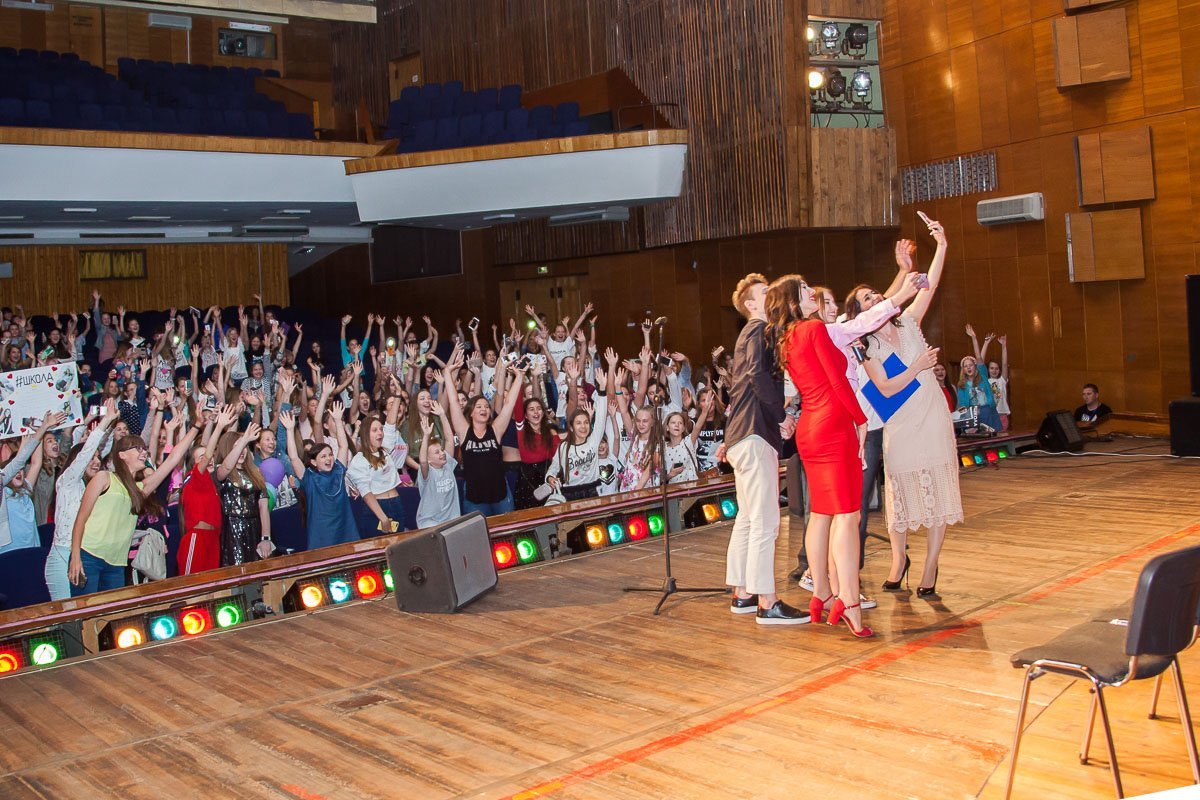 Актеры много импровизировали, танцевали, проводили конкурсы для гостей Актеры много импровизировали, танцевали, проводили конкурсы для гостей