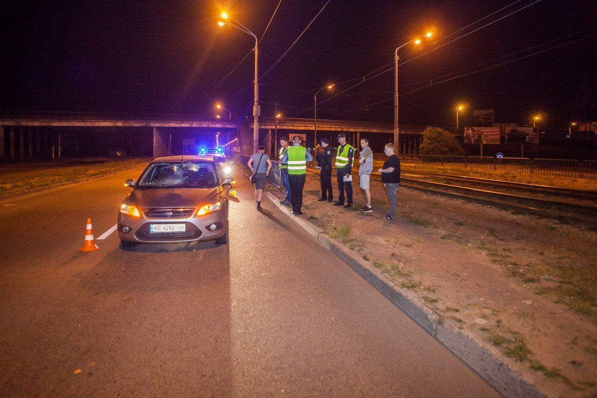 На Донецком шоссе автомобиль Ford Focus сбил мужчину