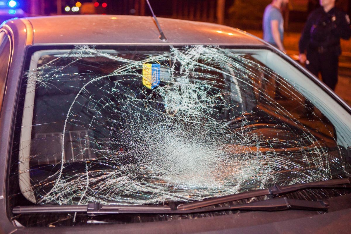  В результате столкновения у автомобиля Ford разбито лобовое стекло