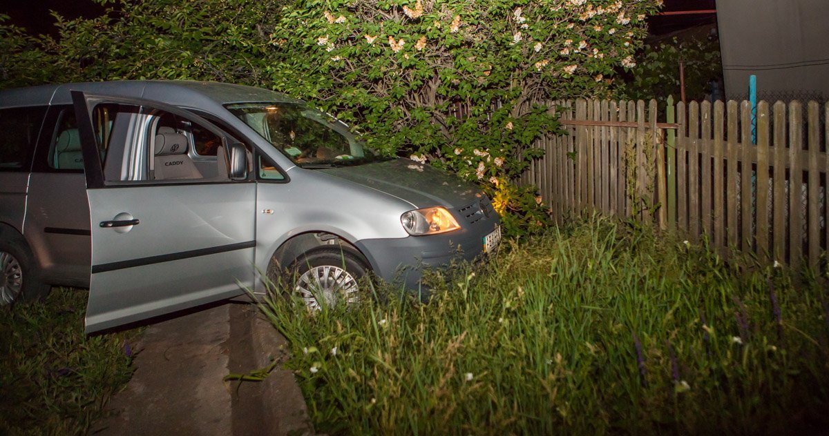 Автомобиль остановился за несколько сантиметров до забора частного дома