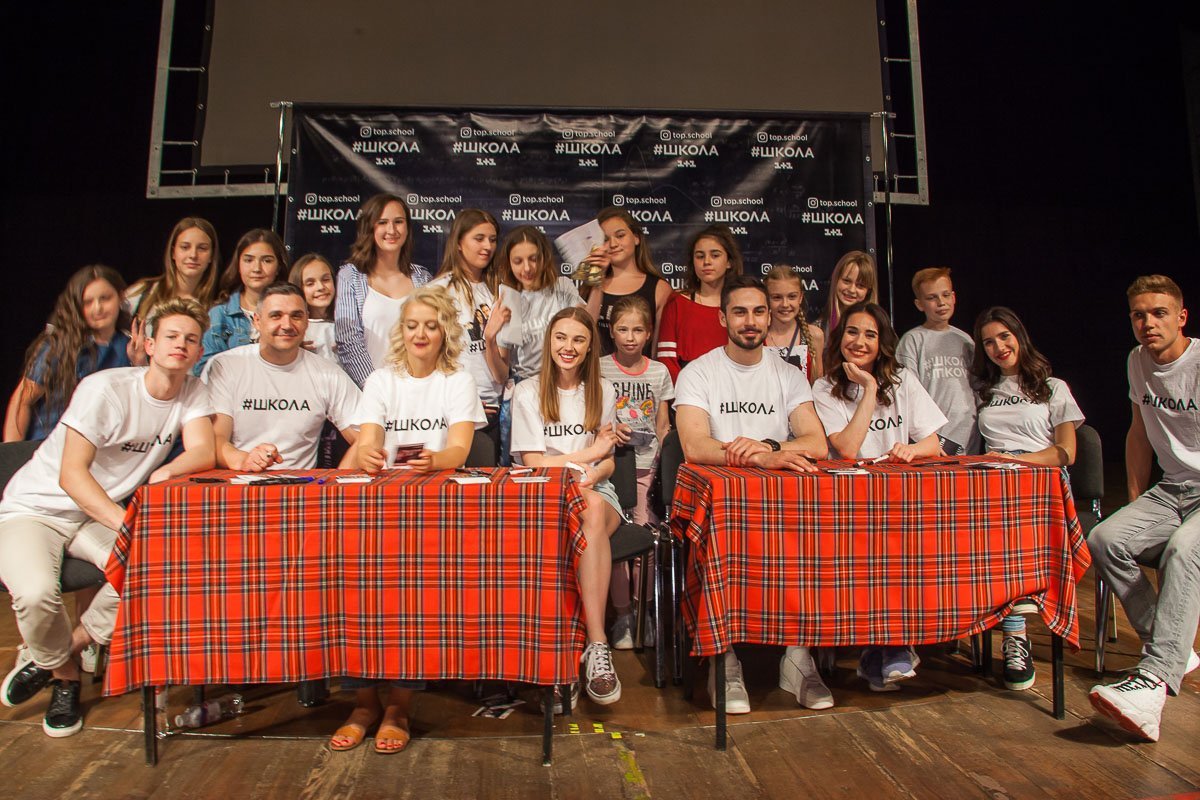 Поклонники актеров имели возможность сфотографироваться со своими кумирами