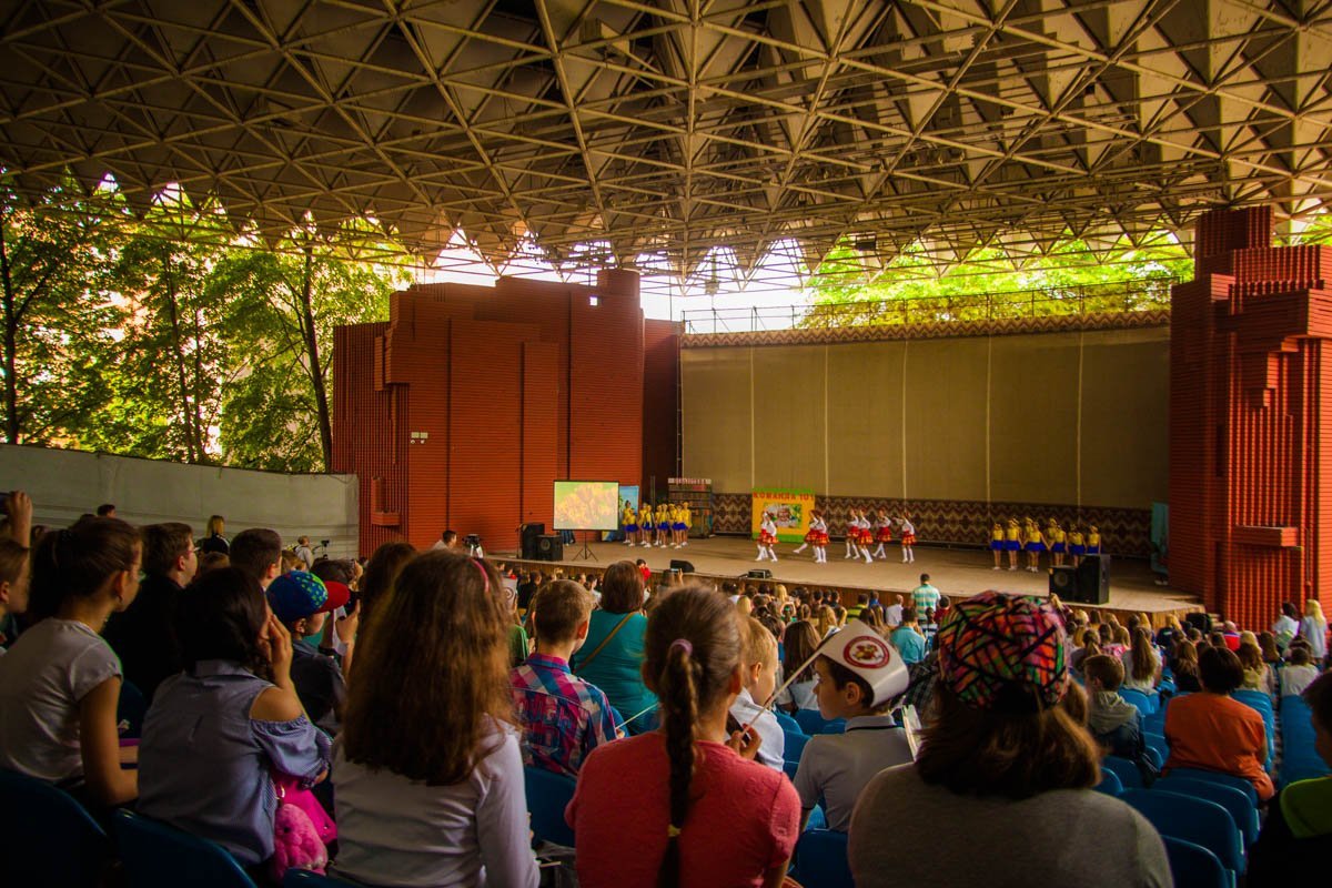 С целью обучения подрастающего поколения действовать в условиях чрезвычайных ситуаций Служба спасения ежегодно проводит Фестиваль дружин юных пожарных