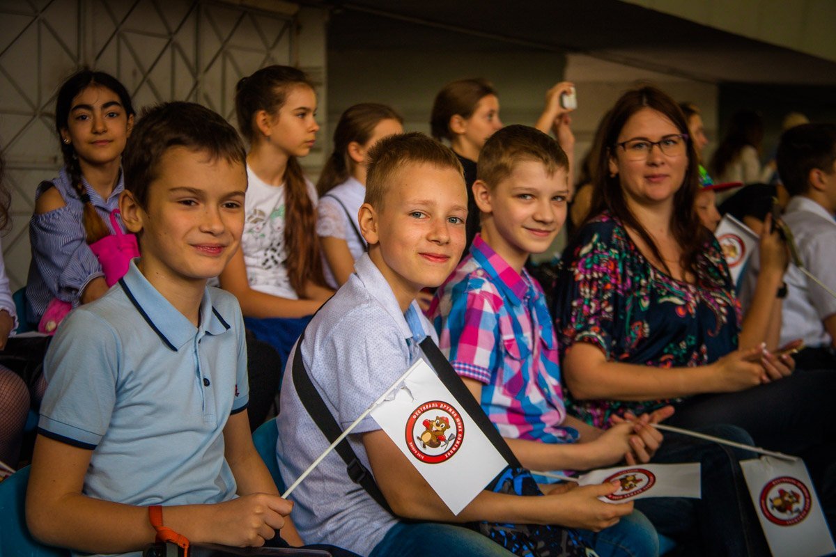 В парке Шевченко возле Летнего театра выстроилась колонна пожарно-спасательной техники, малыши могли залезть внутрь и ощутить себя настоящими героями