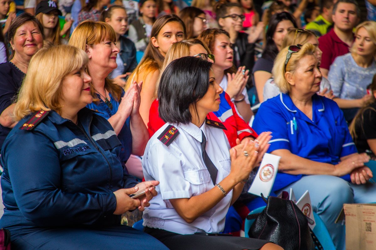 На сцене выступали молодые танцевальные и песенные коллективы со всей страны