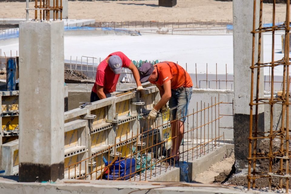 Строительные работы ведутся без перерыва Строительные работы ведутся без перерыва