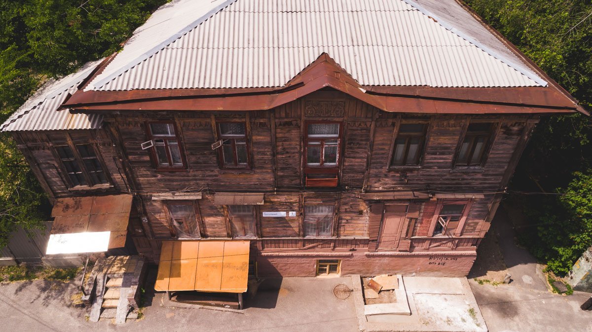 На самом деле дом не полностью деревянный. Вокруг сплошное надурилово На самом деле дом не полностью деревянный. Вокруг сплошное надурилово