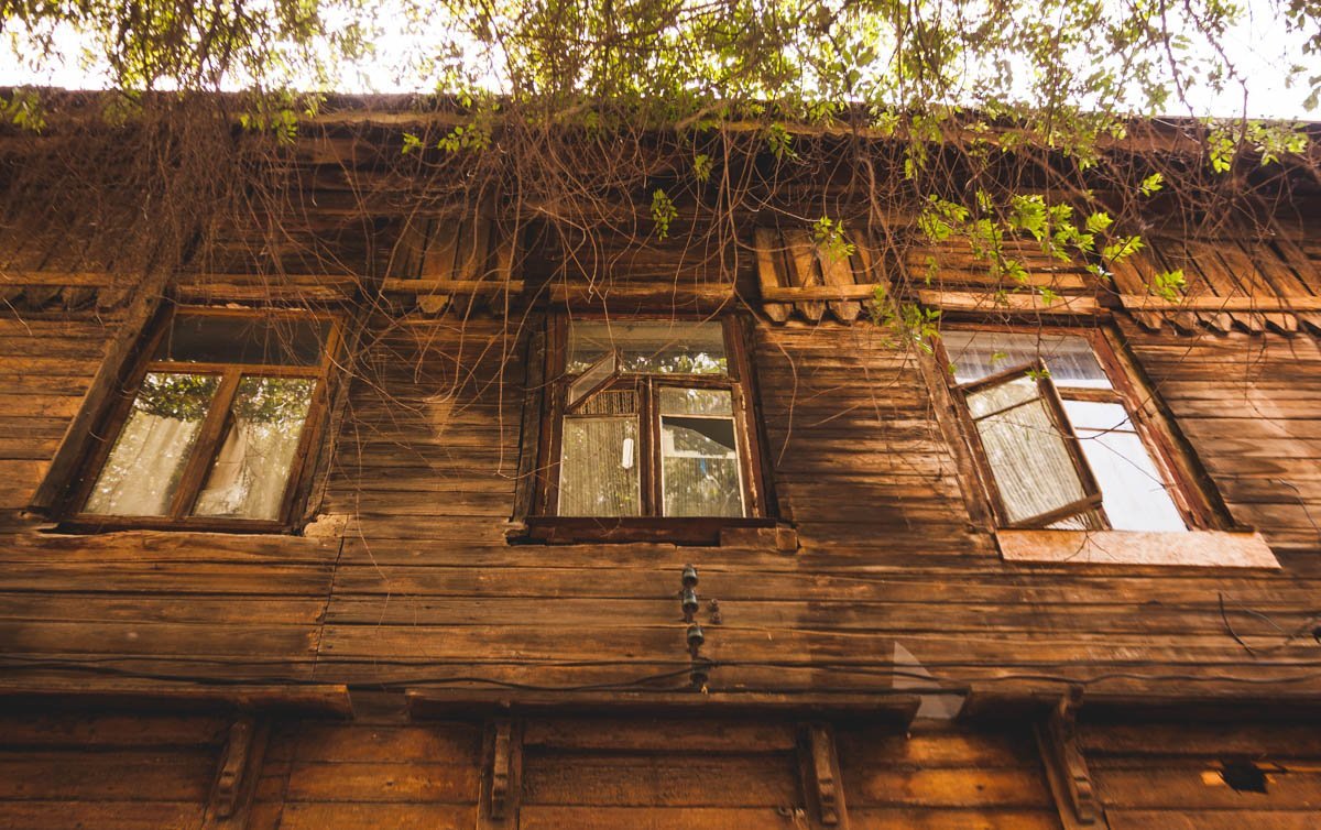 Из окон доносится чья-то ругань Из окон доносится чья-то ругань