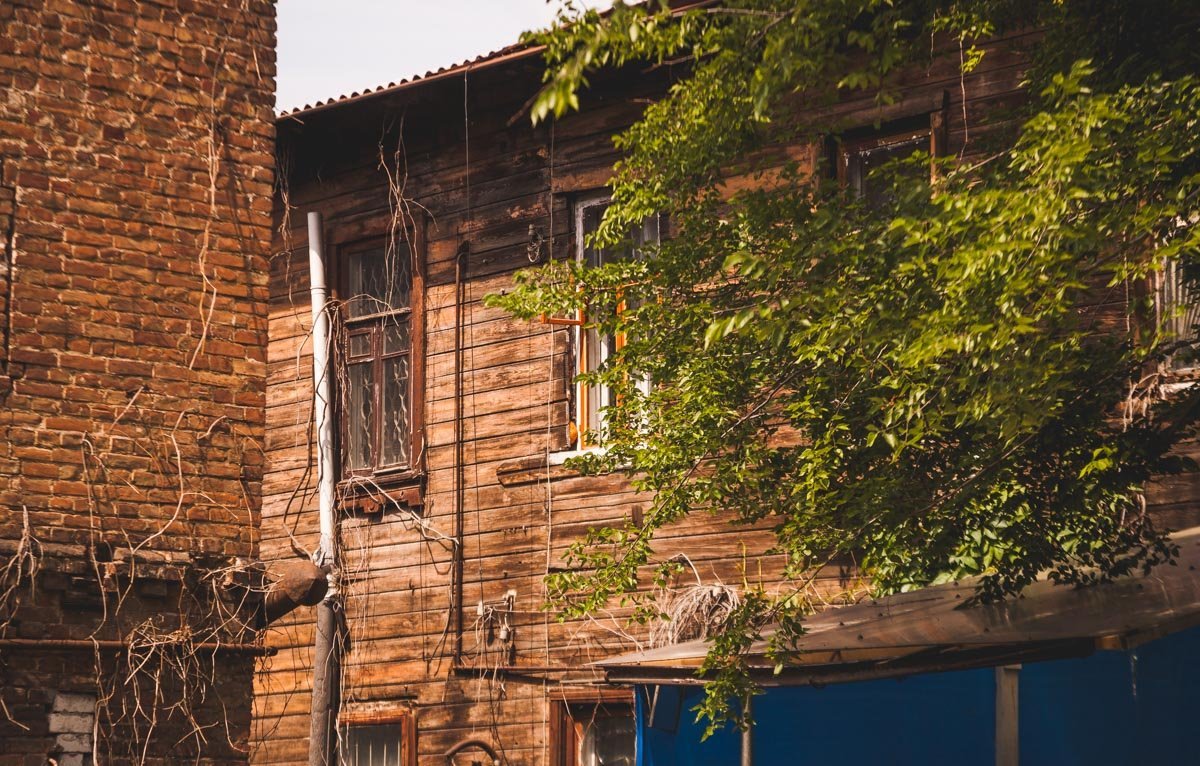 Первым каменным сооружением считают дворец князя Потемкина. До начала двадцатого века 90% населения жили именно в деревянных домах Первым каменным сооружением считают дворец князя Потемкина. До начала двадцатого века 90% населения жили именно в деревянных домах