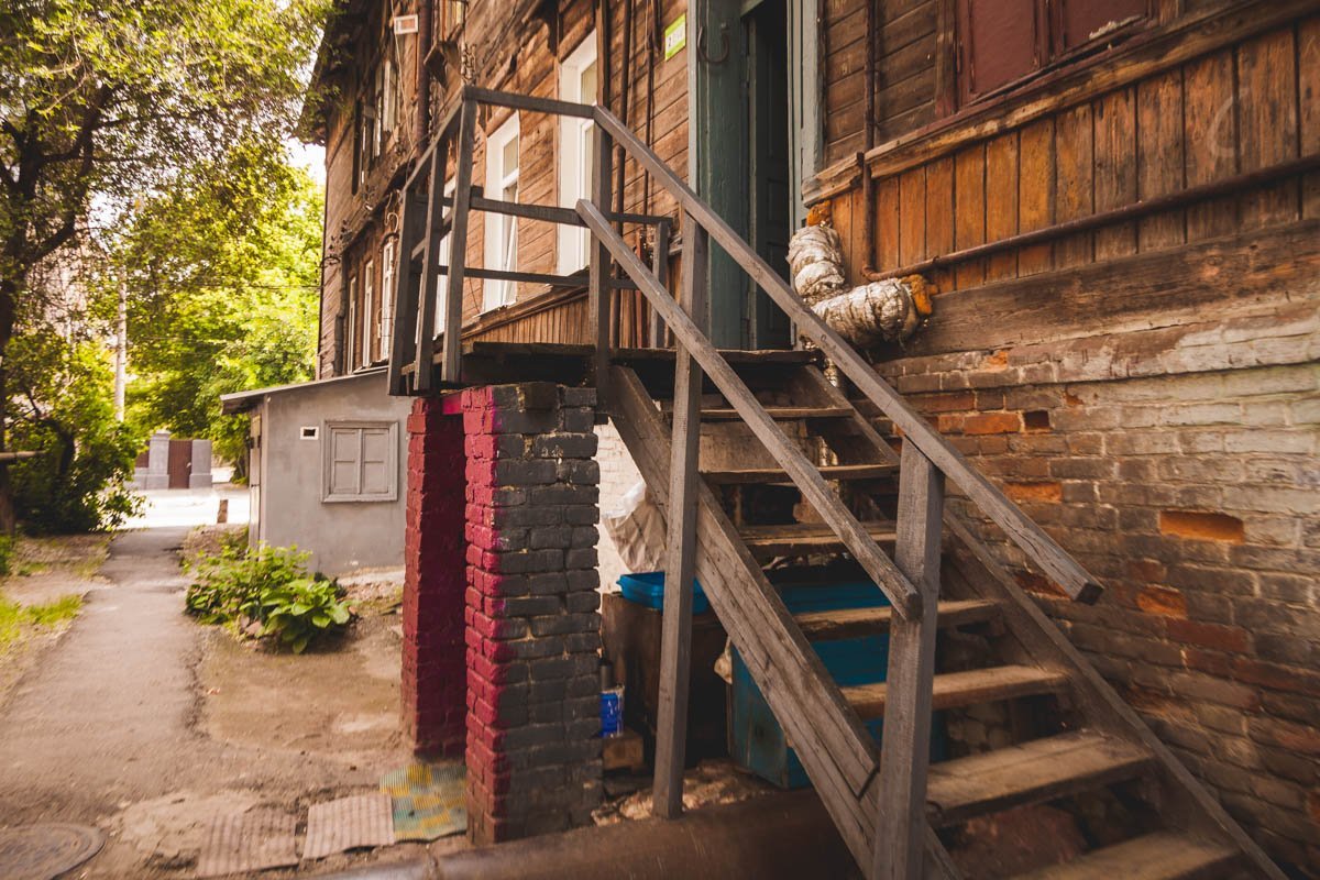 Под лестницей укромно спряталась кухня Под лестницей укромно спряталась кухня