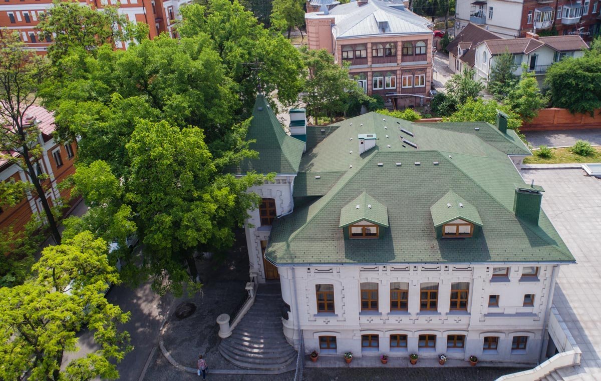 На углу Крутогорного спуска и улицы Сергея Ефремова в доме №9 с 1943 года работает областная детская библиотека