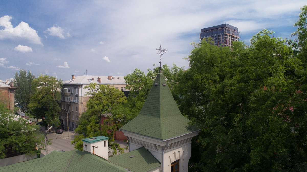 Он принадлежал богатой жительнице города - Анастасии Харченко, а затем и ее дочери, которая построила на смежном участке готический особняк