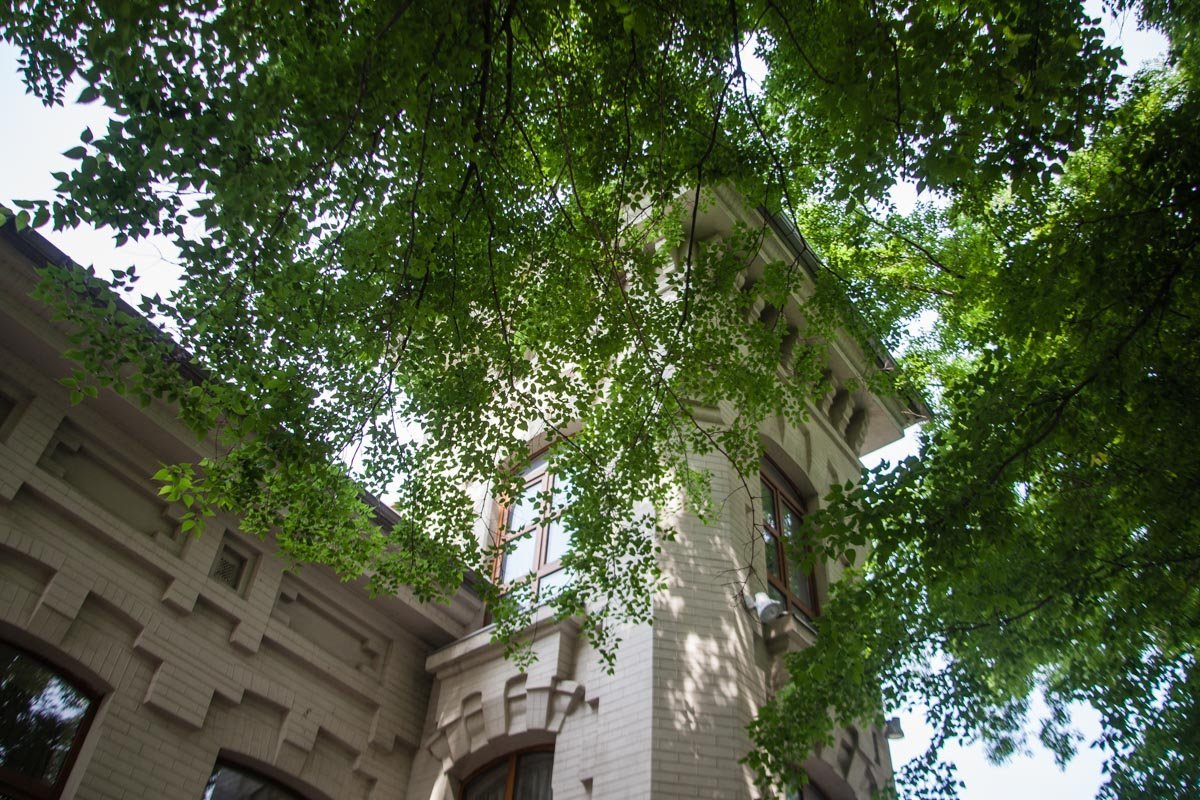 Именно там в довоенные времена жил Мендель Хатаевич, первый секретарь обкома