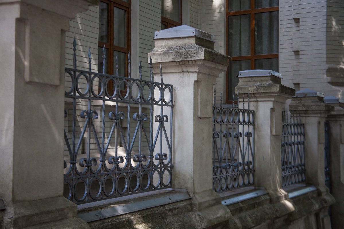 А к столетию Леонида Ильича в 2006 году один из городских бизнесменов установил на здании мемориальную доску