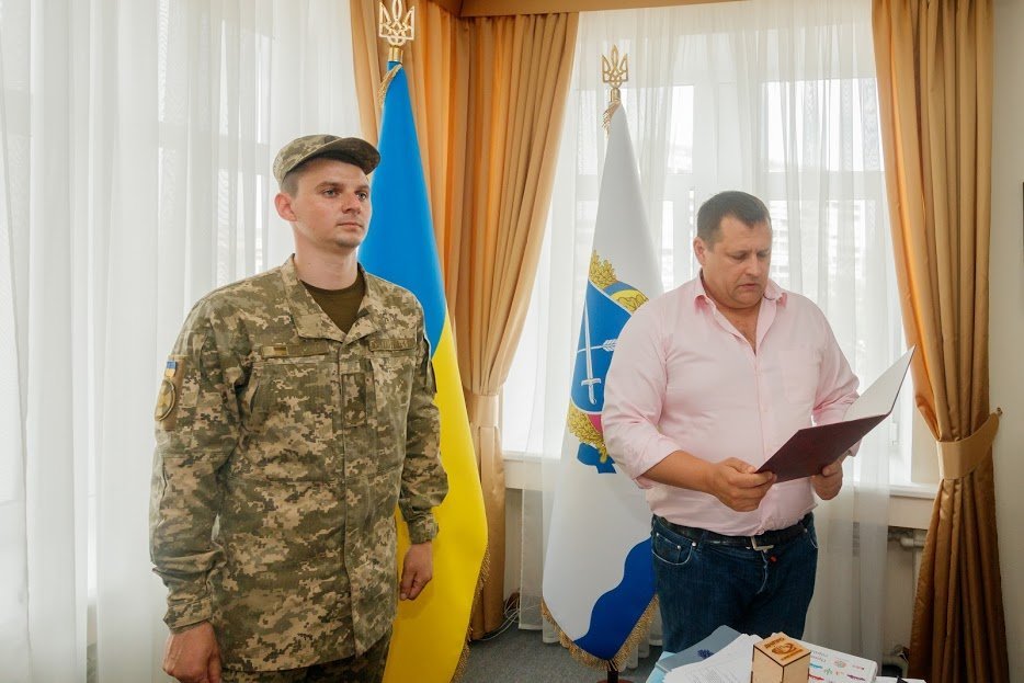 Борис Филатов наградил днепрянина, который помог потушить пожар в трамвае