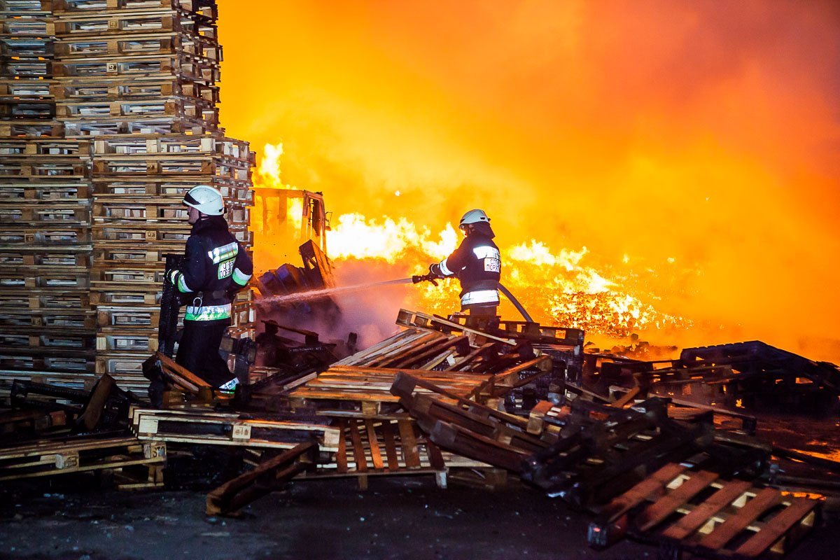 24 мая, около 2:00, на улице Осенней, 1, загорелся склад поддонов