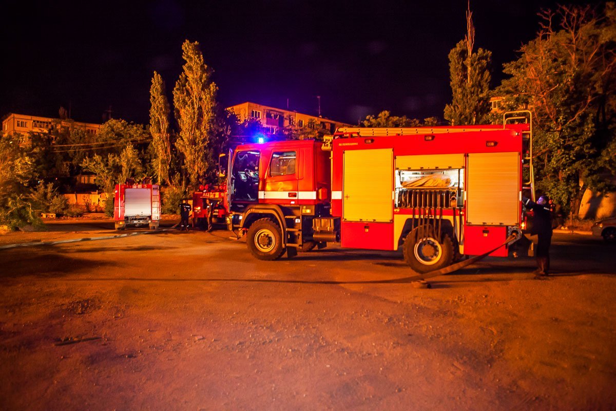 На место происшествия прибыли спасатели 18-й, 3-й и 2-й пожарно-спасательных частей ГУ ГСЧС
