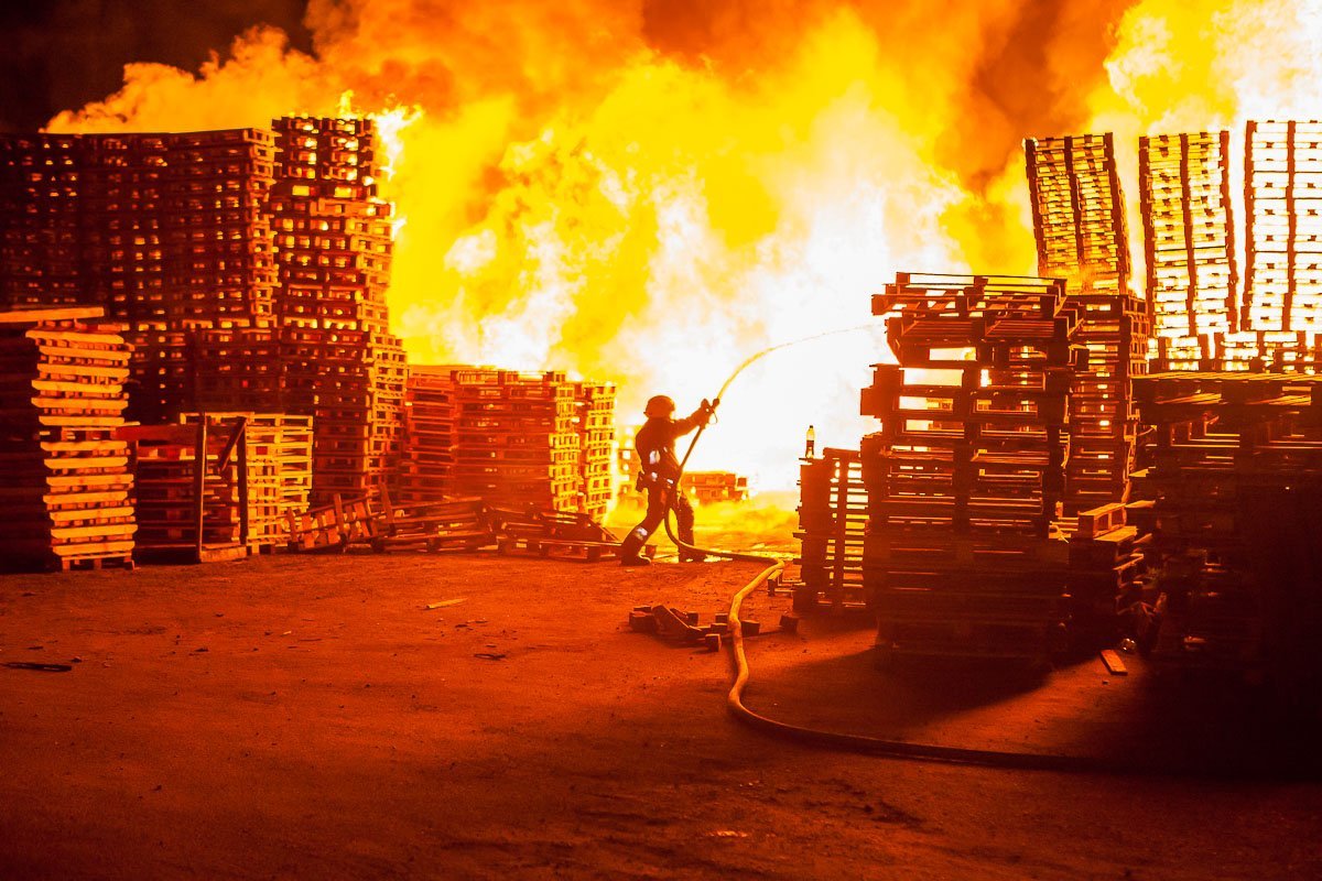 На месте инцидента было жарко, огонь стремительно перебрасывался на другие поддоны