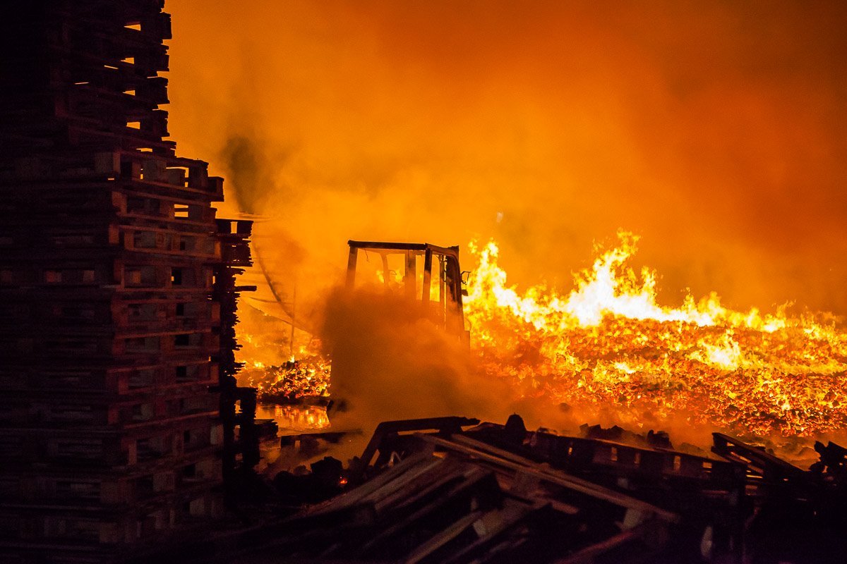 Во время пожара сгорел погрузчик