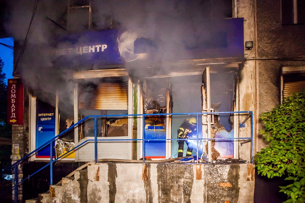 24 мая, около 3:20, на улице Бердянской горел интернет-центр 24 мая, около 3:20, на улице Бердянской горел интернет-центр