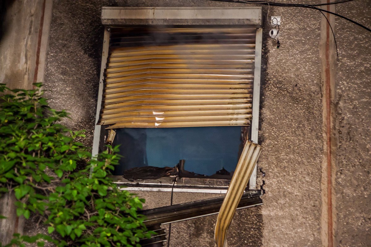 По предварительной информации, неизвестные кинули в помещение горючее вещество и скрылись с места По предварительной информации, неизвестные кинули в помещение горючее вещество и скрылись с места