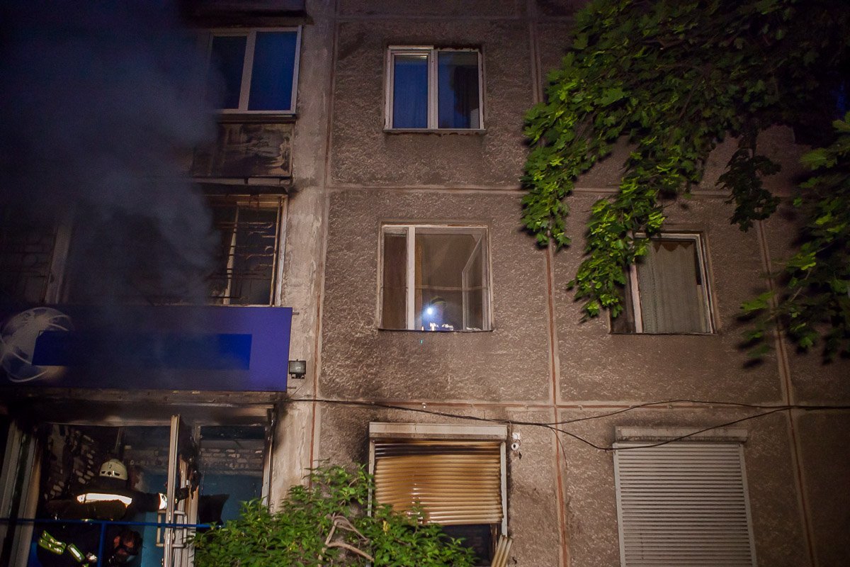 Но на улице им стоять пришлось не долго, пожарные около 4:00 полностью потушили огонь Но на улице им стоять пришлось не долго, пожарные около 4:00 полностью потушили огонь