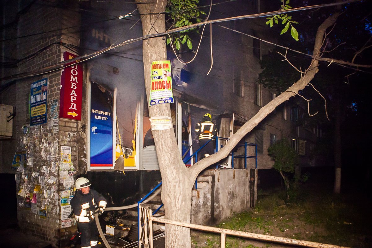 На место происшествия прибыли спасатели 25-й, 3-й, 2-й и 1-й пожарно-спасательных частей ГУ ГСЧС На место происшествия прибыли спасатели 25-й, 3-й, 2-й и 1-й пожарно-спасательных частей ГУ ГСЧС