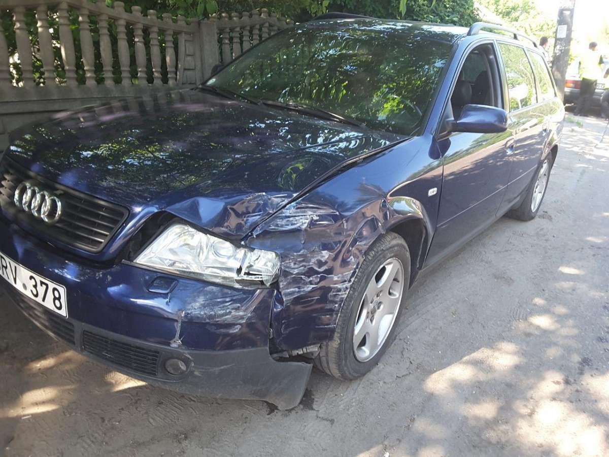 Audi въехала в правую сторону Volkswagen Audi въехала в правую сторону Volkswagen