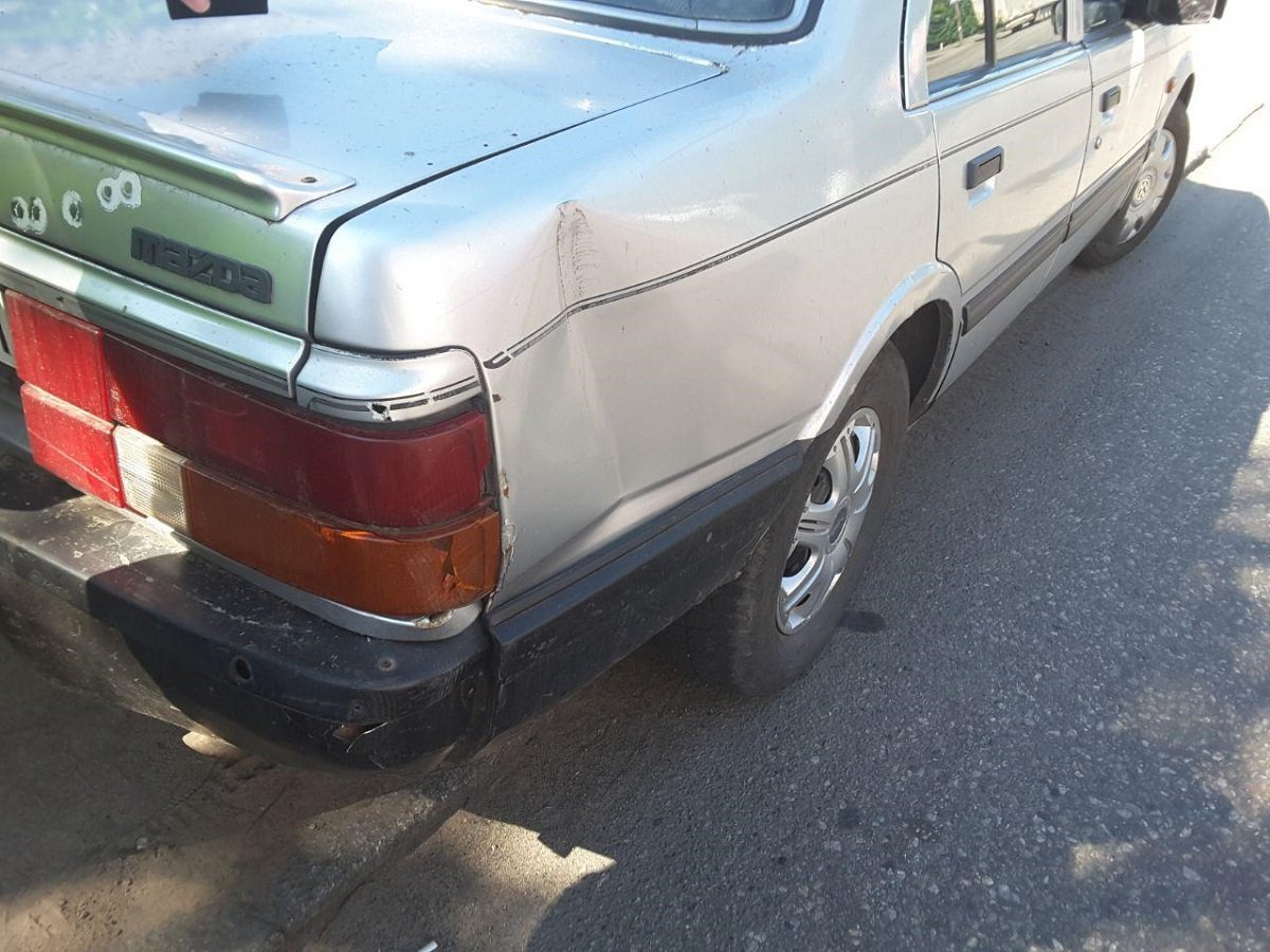 Mazda, в свою очередь, задела ЗИЛ Mazda, в свою очередь, задела ЗИЛ