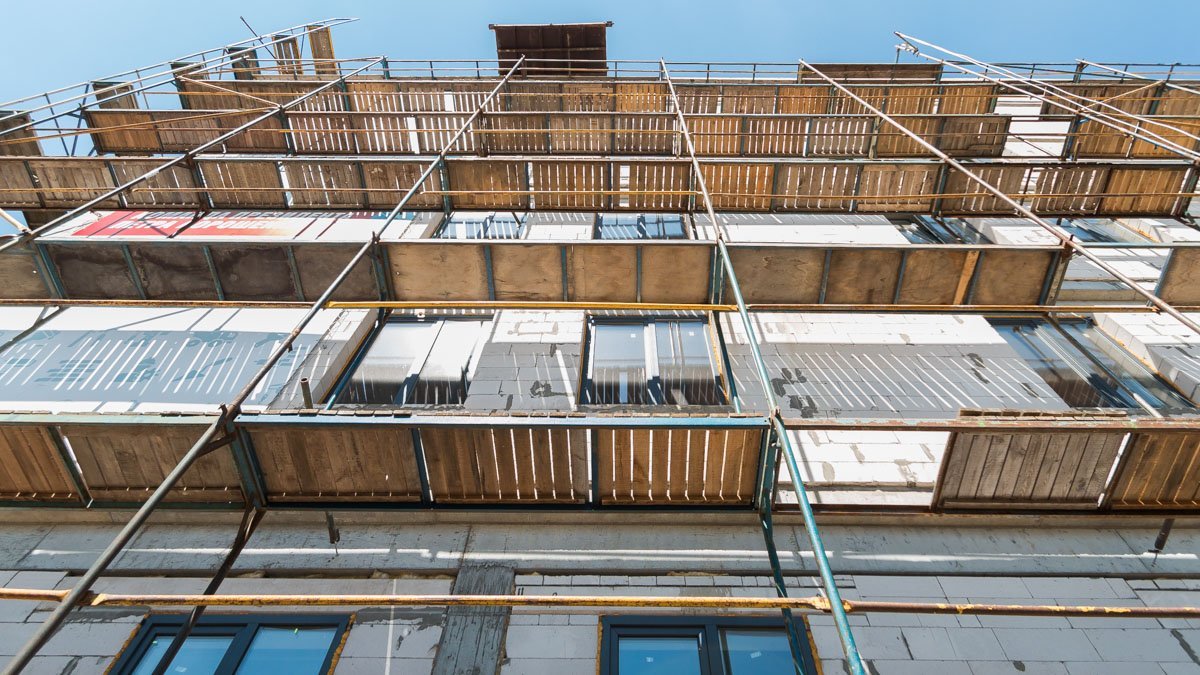 Работы ведутся не только внутри, но и снаружи  Работы ведутся не только внутри, но и снаружи