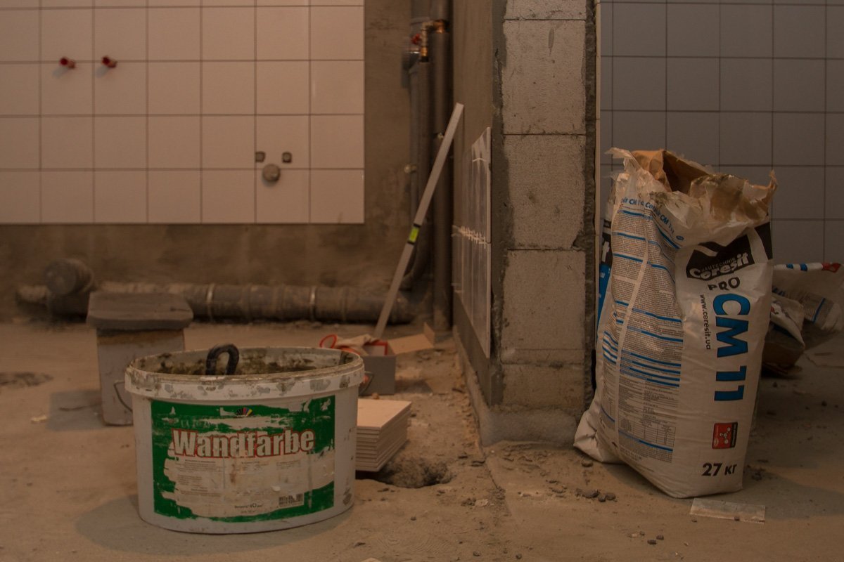 На некоторых этажах, кафель продолжают выкладывать На некоторых этажах, кафель продолжают выкладывать