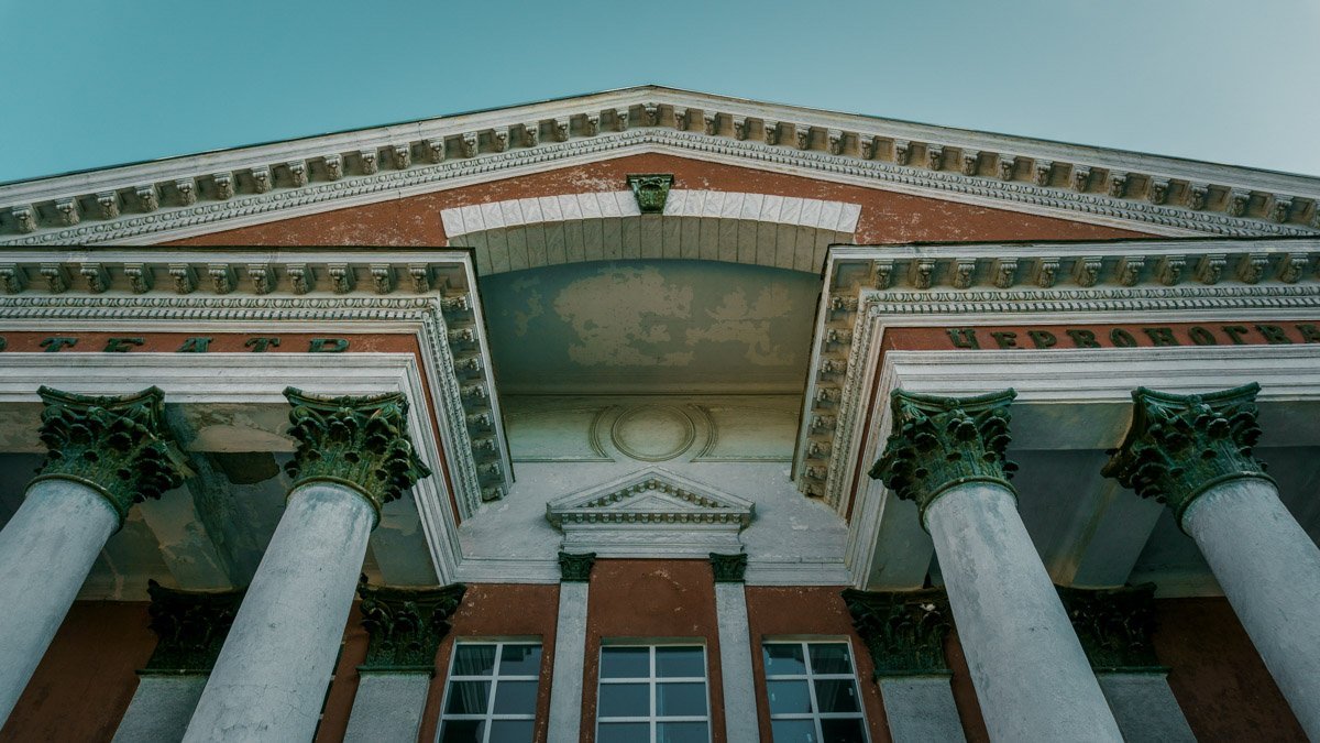 В кинотеатре работало несколько залов В кинотеатре работало несколько залов