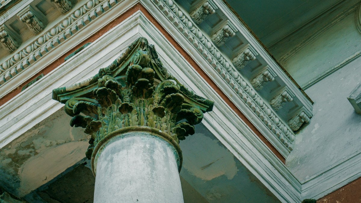 Старинное здание сохранило былое величие Старинное здание сохранило былое величие