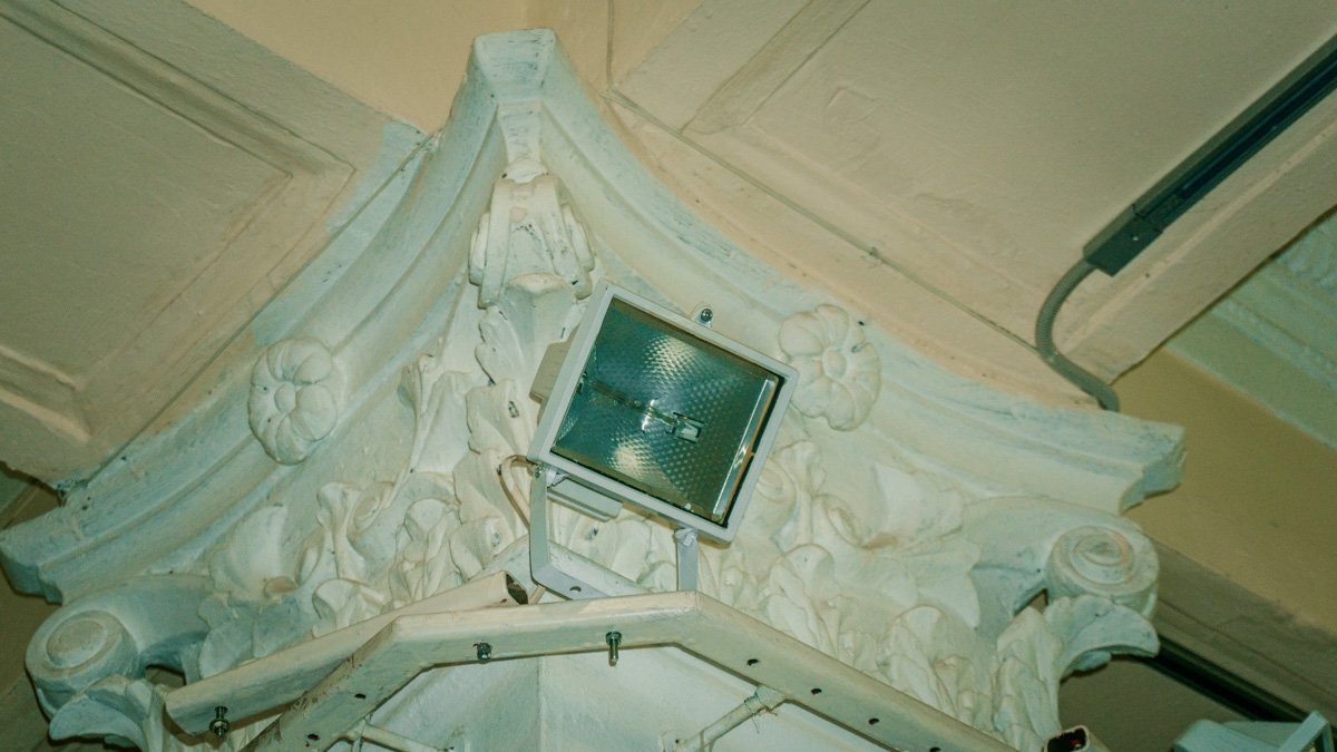 Колоны украшены лепниной Колоны украшены лепниной