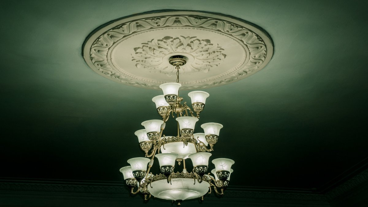 Старинные люстры придают помещению особую атмосферу Старинные люстры придают помещению особую атмосферу