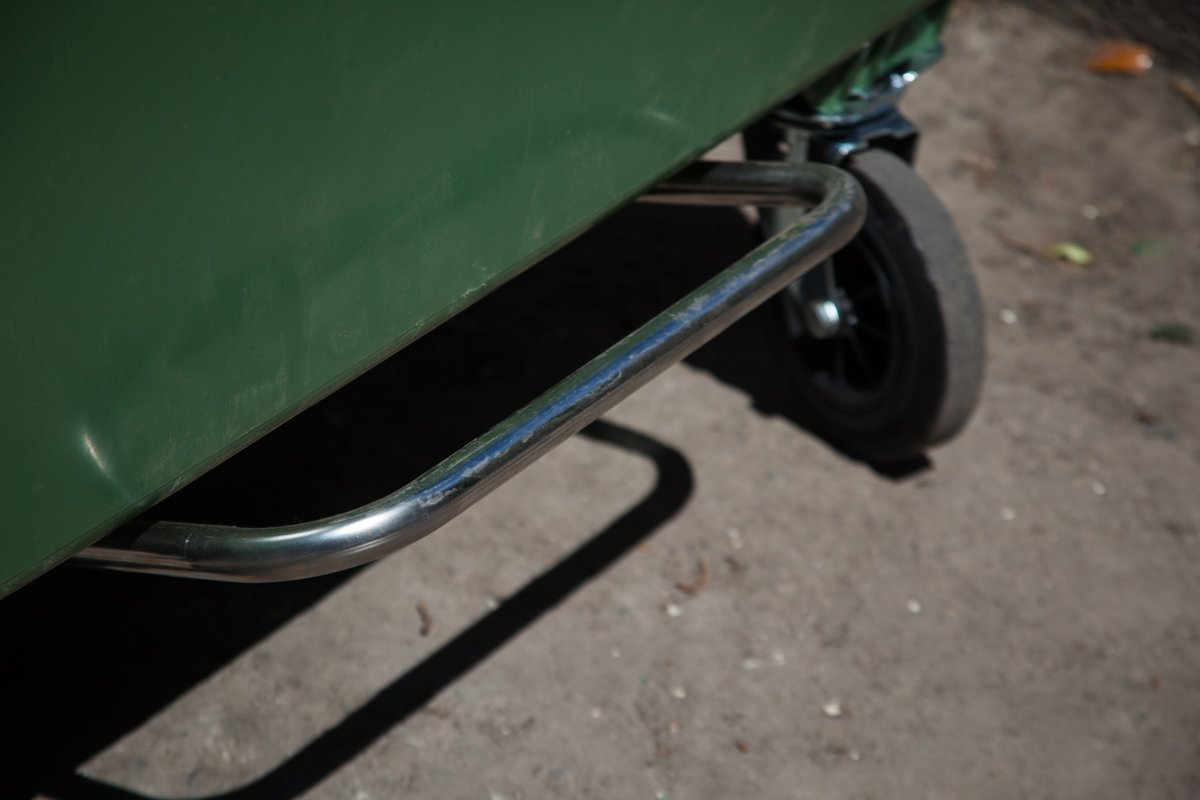 Необходимо лишь нажать на металлическую педаль