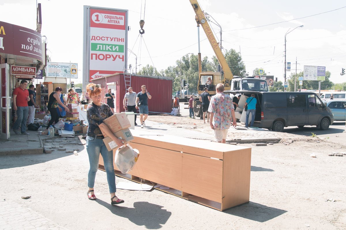 Процесс демонтажа киосков длится здесь с самого утра Процесс демонтажа киосков длится здесь с самого утра