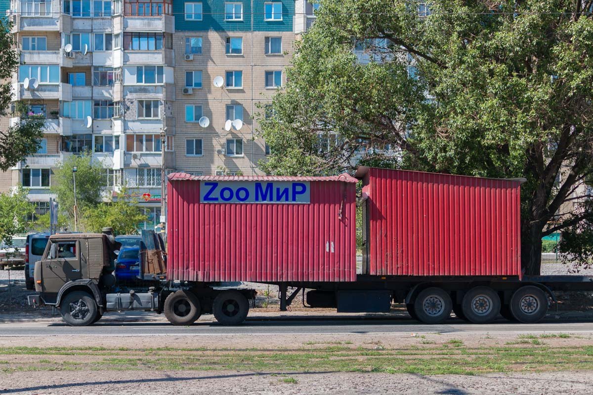 Всего сегодня планируют снести 5 МАФов, 3 из них уже погрузили на платформу Всего сегодня планируют снести 5 МАФов, 3 из них уже погрузили на платформу