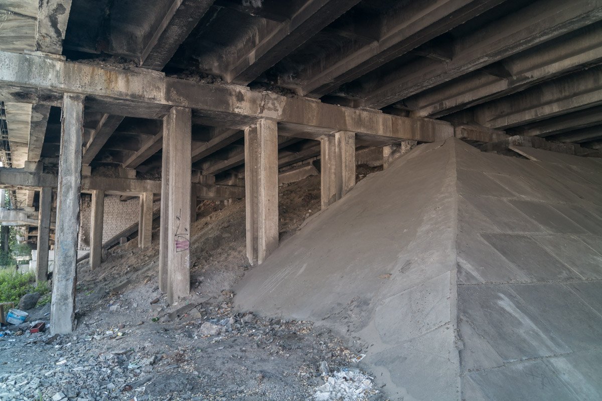 Опоры выглядят целыми, но местами видно отколотые куски бетона Опоры выглядят целыми, но местами видно отколотые куски бетона