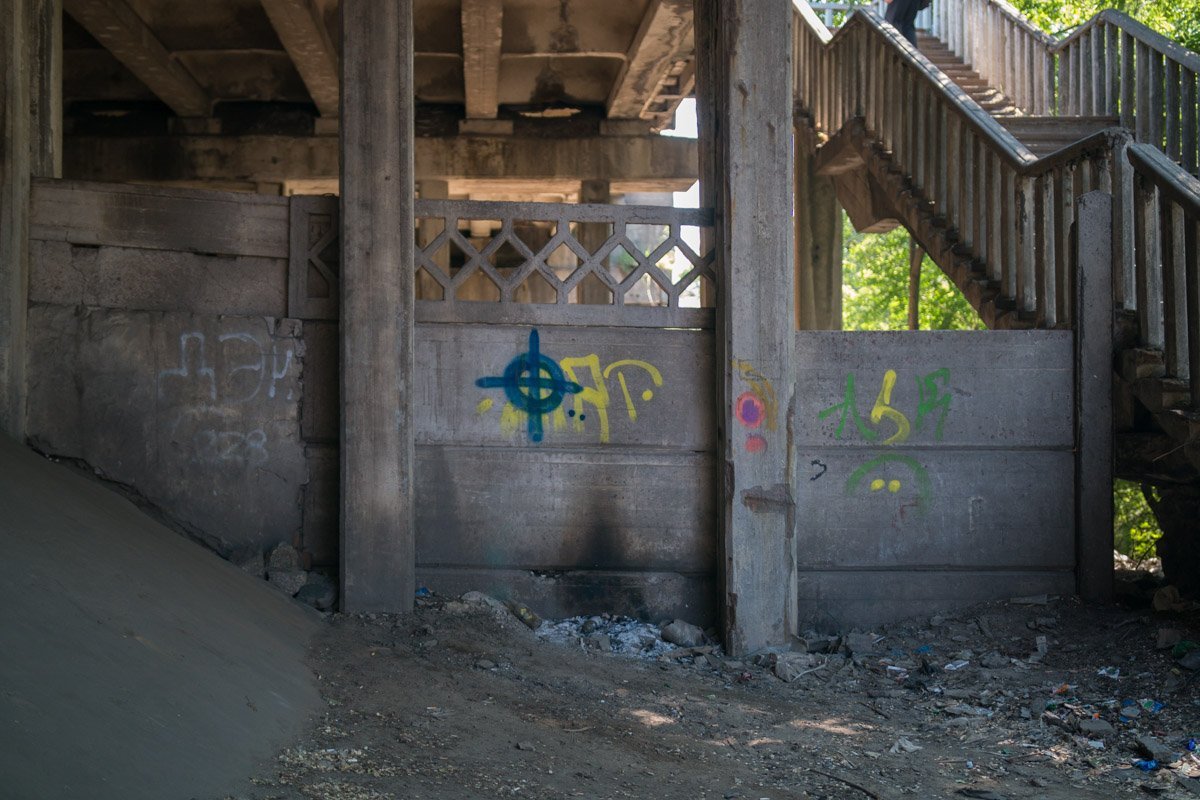 Виадук явно не место для подобных архитектурных решений Виадук явно не место для подобных архитектурных решений