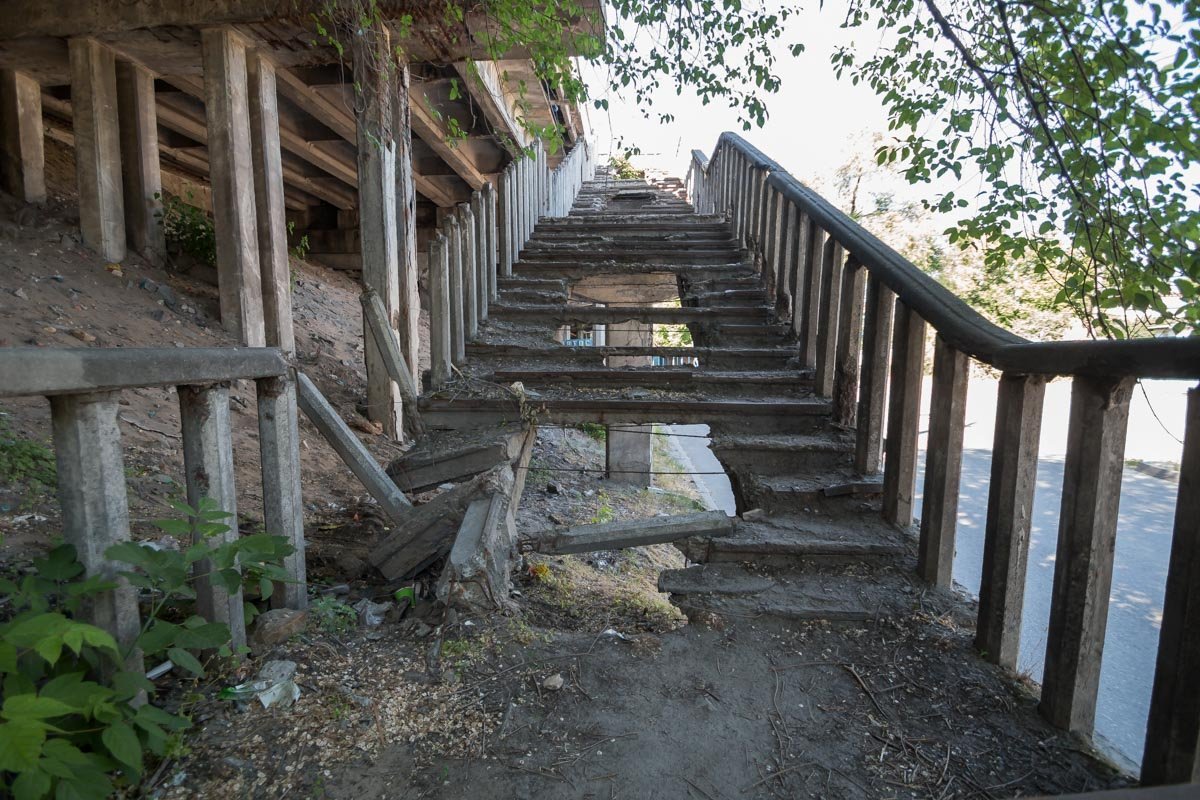 Пешеходную лестницу на "четной стороне" съела "асфальтная моль"... Пешеходную лестницу на "четной стороне" съела "асфальтная моль"...