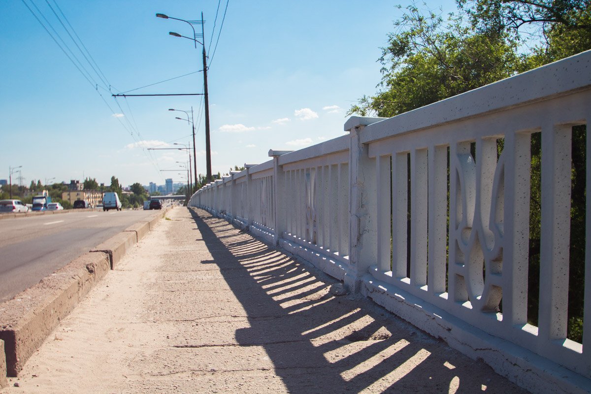 Кое-где тротуар уцелел... Кое-где тротуар уцелел...