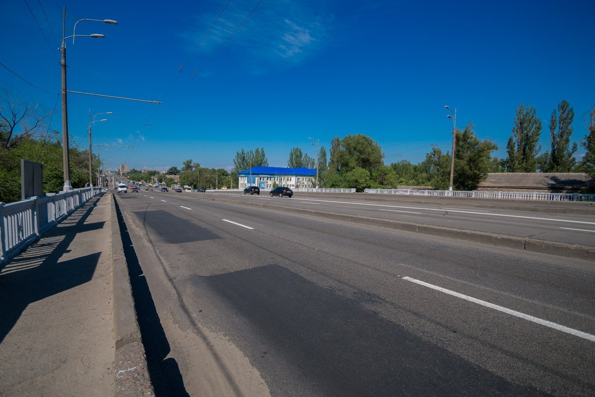 Проезжая часть на проспекте Слобожанском недавно получила новые латки Проезжая часть на проспекте Слобожанском недавно получила новые латки