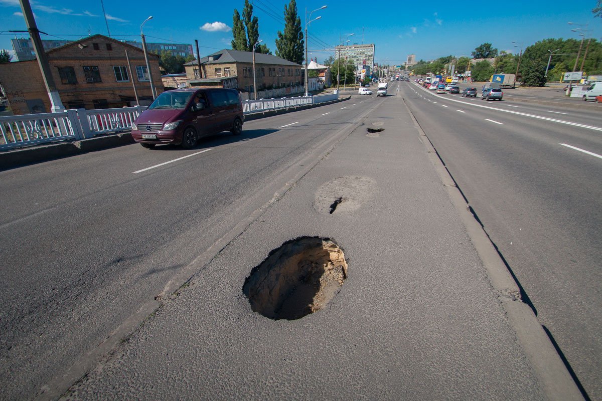 Мало кто знает, что на бетонный разделитель некогда рухнул метеорит Мало кто знает, что на бетонный разделитель некогда рухнул метеорит