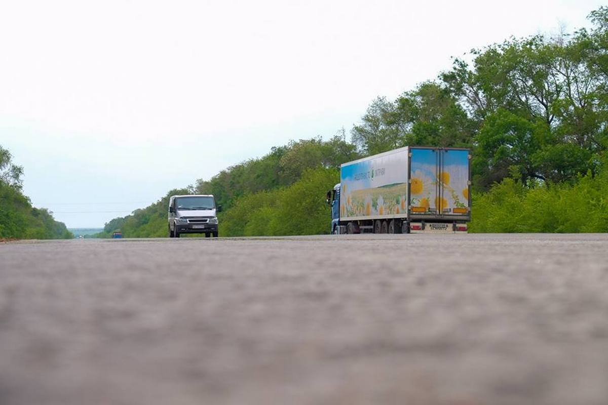 По свежему асфальту уже "летают" машины