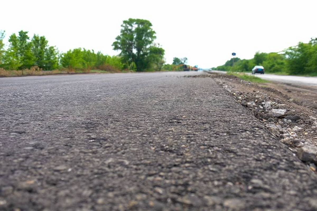 Асфальт укладывают по европейским технологиям